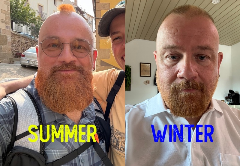 Das Bild ist in zwei Hälften geteilt. Links steht „SUMMER“ in gelber Schrift über einem Mann mit rotem Vollbart, rundem Brillengestell und kleinem roten Irokesenschnitt. Er trägt ein kariertes Hemd, einen Rucksack und lächelt draußen in sonniger Umgebung. Rechts steht „WINTER“ in blauer Schrift über demselben Mann mit kürzerem Bart und sehr kurzen Haaren. Er trägt ein weißes Hemd, sitzt drinnen und wirkt ernster.