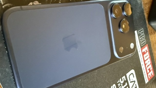 Das neue iPhone 17 Pro, von hinten, auf einer ProForce/5.11 Tactical Mouse Mat.
