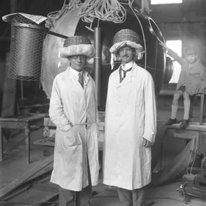 Piccard und Kipfer mit Körben und Kissen auf dem Kopf